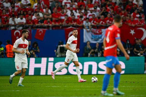 【欧洲杯】恰尔汗奥卢托松破门！10人捷克1比2土耳其